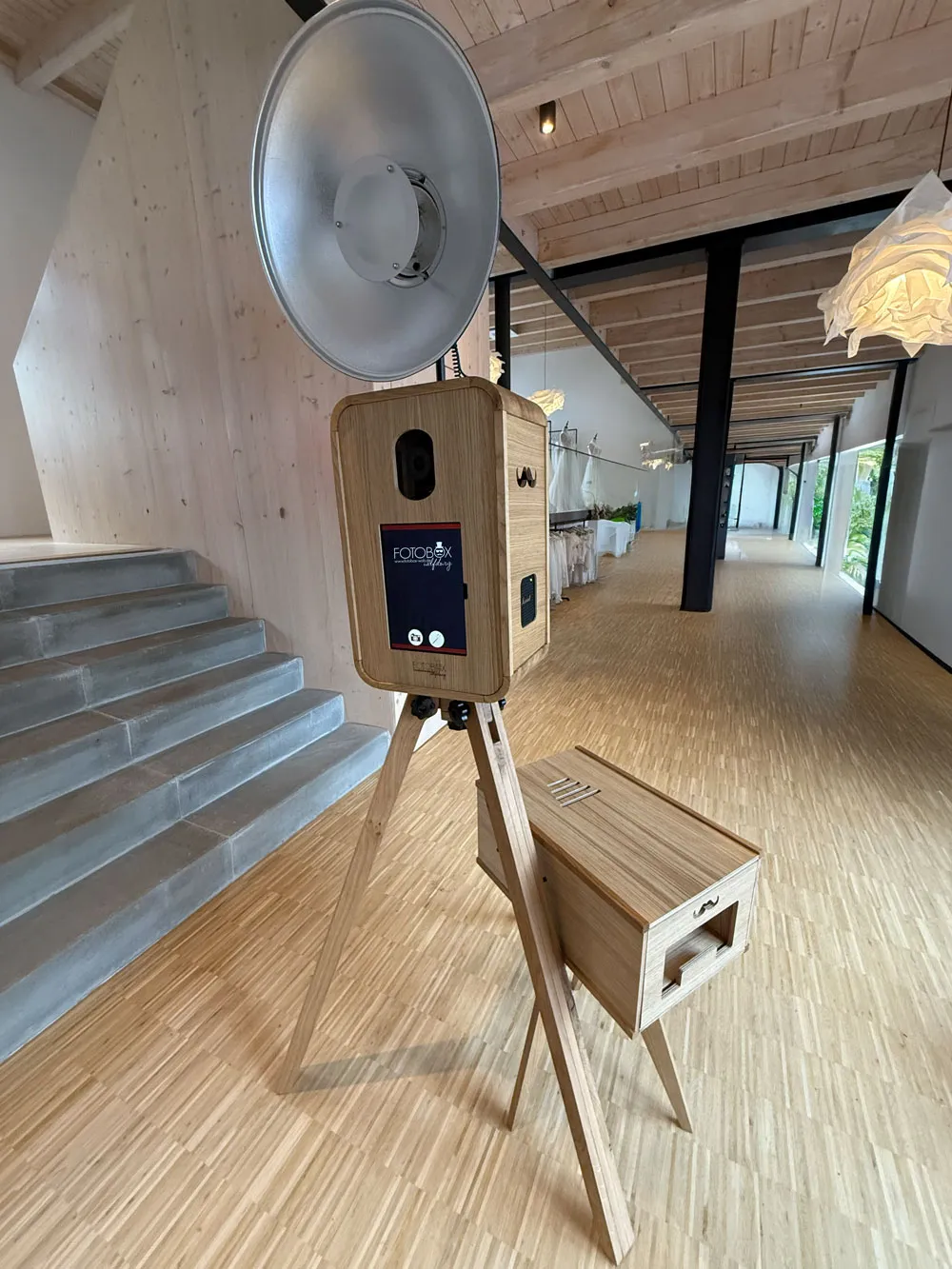 Fotobox Deluxe aus Eichenholz mit Slideshow-Monitor und Druckerstation