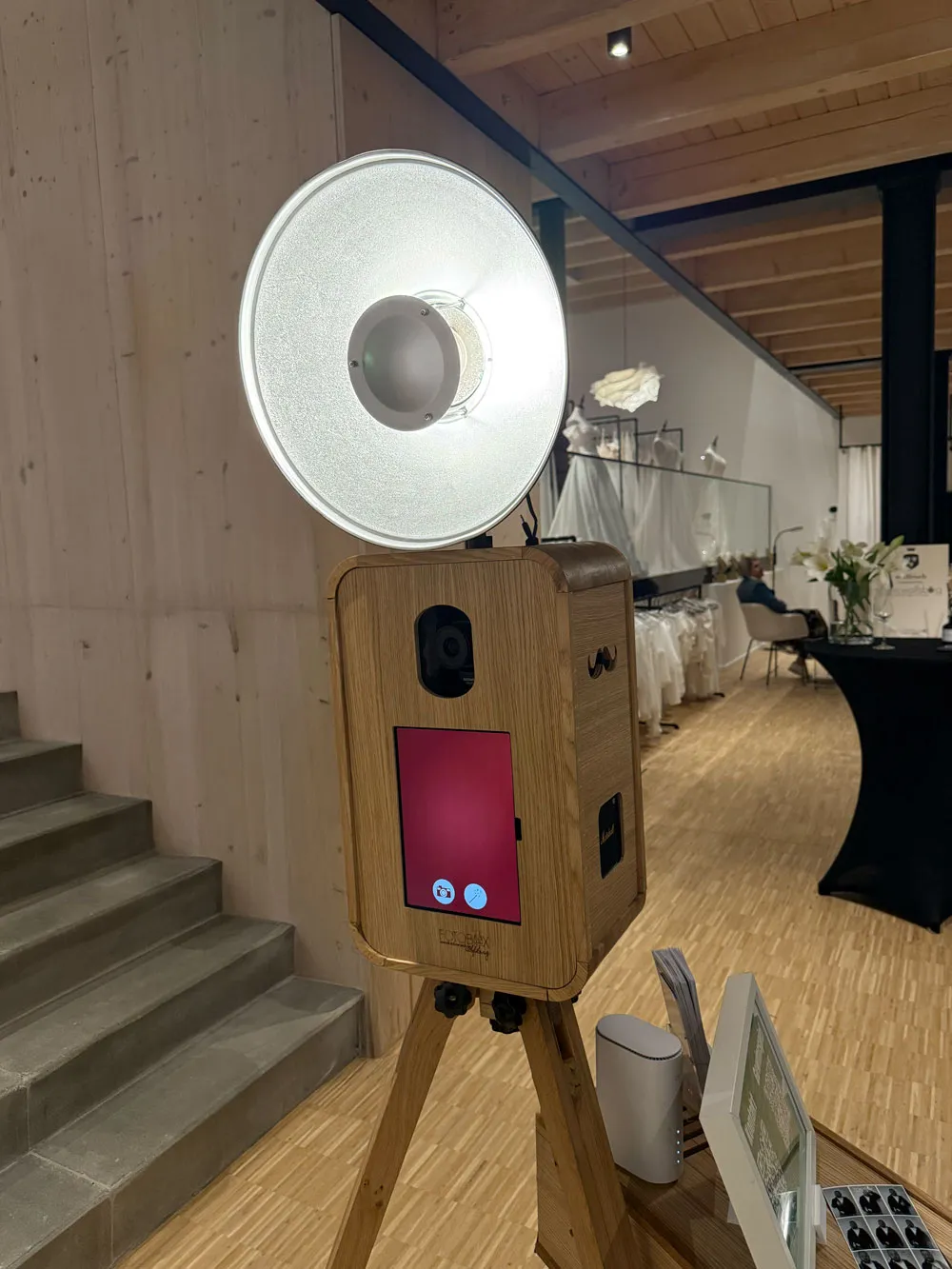 Fotobox Deluxe aus Eichenholz mit iPad Air und Touchscreen-Bedienung