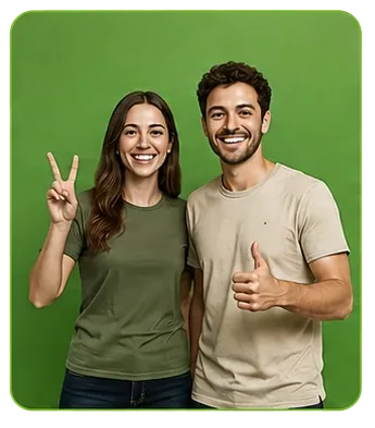 Zwei Gäste vor Greenscreen, bereit für das Mosaik-Foto