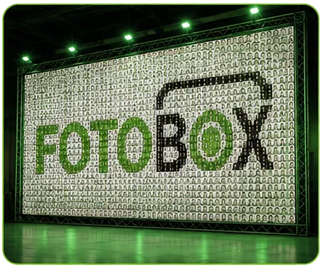 Große beleuchtete Mosaik-Wand mit dem Schriftzug FOTOBOX auf einer Eventfläche