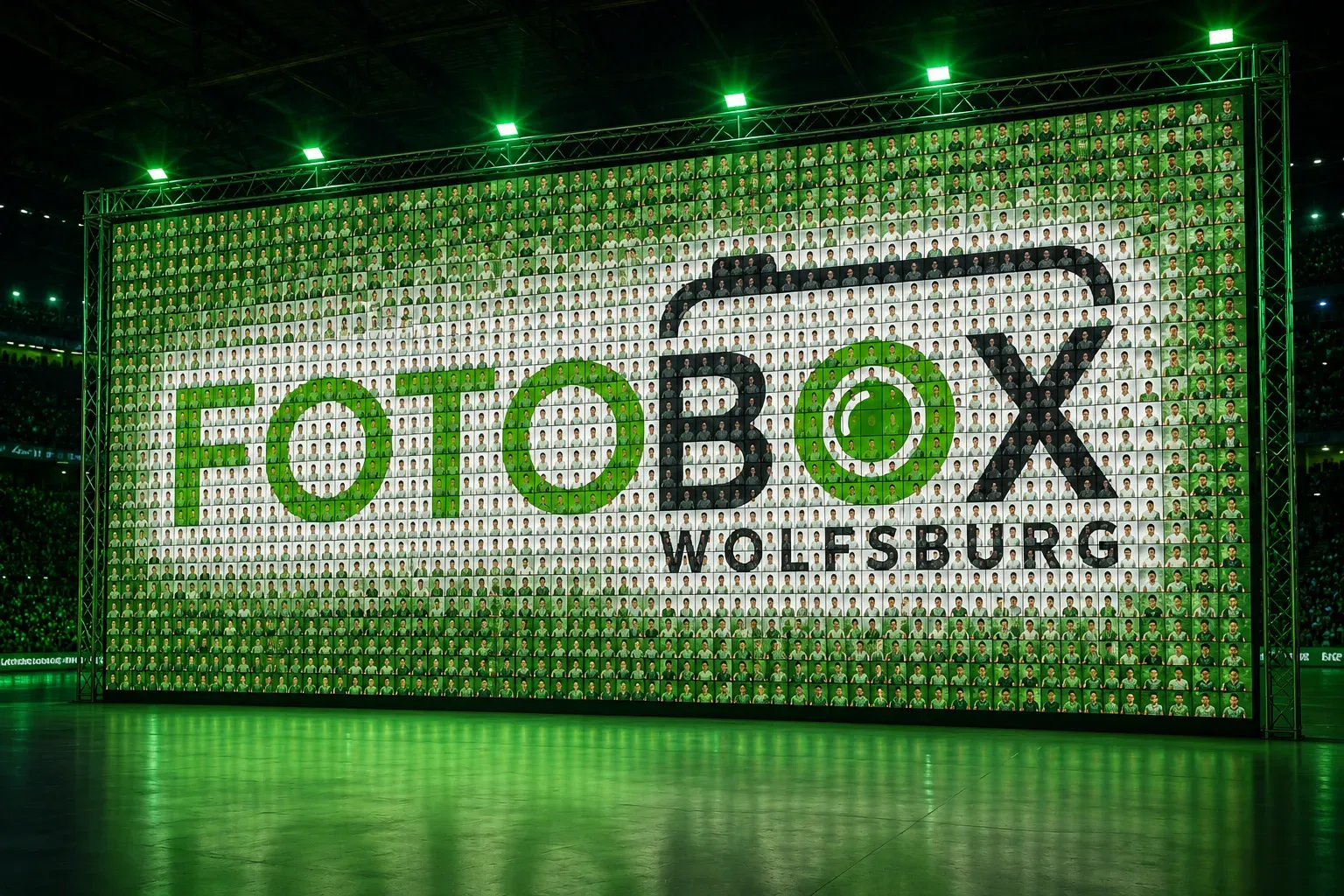Fotomosaik-Wand aus der Nähe: einzelne Portrait-Kacheln ergeben gemeinsam das Motiv