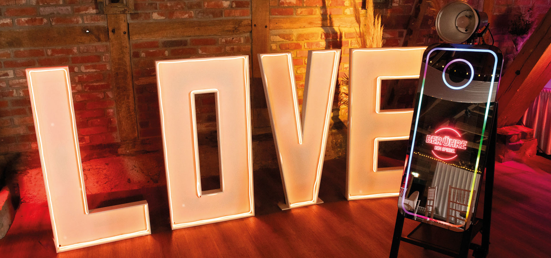 kleiner Fotospiegel mit Love Buchstaben