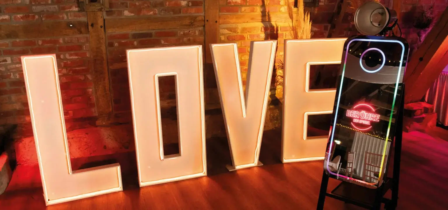 Fotobox Spiegel mit LED Rand vor LOVE Buchstaben